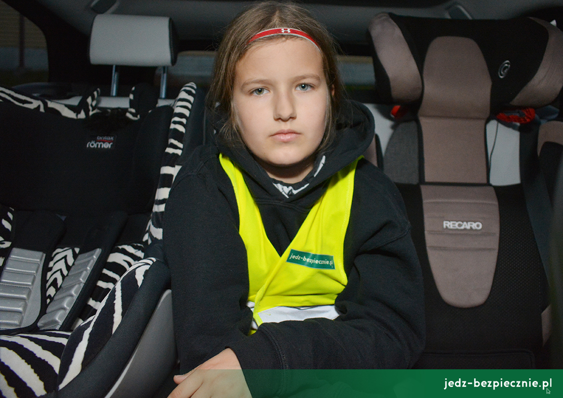 Bezpieczeństwo dzieci - Dwa foteliki i troje dzieci podróżujących na kanapie - Toyota Corolla Touring Sports XII Hybrid